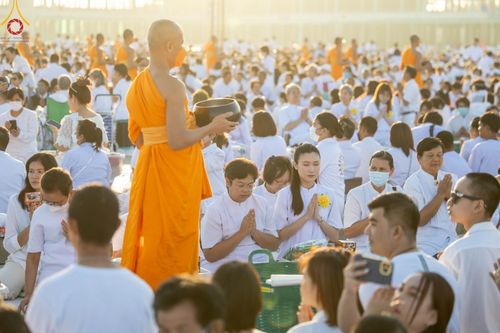 ภาพ No.105298:พิธีตักบาตรฉลองพระบวชใหม่ รุ่นบูชาธรรมมหาปูชนียาจารย์ และต้อนรับศักราชใหม่ วันจันทร์ที่ 1 มกราคม พ.ศ. 2567 ณ ลานธรรมพระมหาธรรมกายเจดีย์ วัดพระธรรมกาย