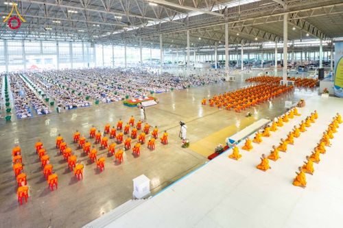 ภาพ No.209386:วันอาทิตย์ที่ 2 มีนาคม พ.ศ. 2568 พิธีตักบาตร ข้าวสารอาหารแห้ง ณ บ้านแก้วเรือนทองคุณยายฯ สภาธรรมกายสากล วัดพระธรรมกาย