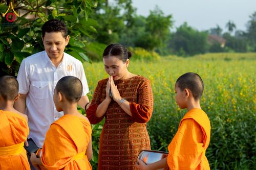 ภาพ No.217990:วันศุกร์ที่ 11 เมษายน พ.ศ. 2568 พระและสามเณร 99 รูป จากศูนย์ปฏิบัติธรรมระยอง(บ้านช่องลม) บิณฑบาต ณ ทุ่งปอเทือง ต.บางบุตร อ.บ้านค่าย จ.ระยอง เพื่อเป็นการฝึกสามเณรภาคฤดูร้อน ผ่านกิจวัตรบิณฑบาตในพื้นที่ชุมชน