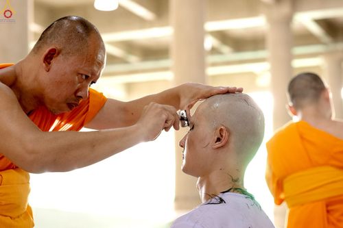 ภาพ No.248654:วันที่ 28 กันยายน พ.ศ. 2568 พิธีตัดปอยผม และปลงผม โครงการอุปสมบทบูชาธรรม 141 ปี พระมงคลเทพมุนี ณ วิหารคด วัดพระธรรมกาย