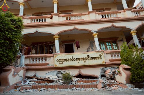 ภาพ No.220358:วันที่ 17 เมษายน พ.ศ. 2568 ผู้แทนวัดพระธรรมกาย ลงพื้นที่เยียวยา ซับน้ำตาเหยื่อแผ่นดินไหวมัณฑะเลย์