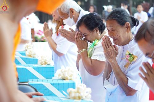 ภาพ No.107430:พิธีตักบาตรพระธรรมยาตราฯ ในโครงการธรรมยาตรากตัญญูบูชา มหาปูชนียาจารย์ พระมงคลเทพมุนี(สด จนฺทสโร) พระผู้ปราบมาร ปีที่ 12 ณ อนุสรณ์สถานมหาวิหารพระมงคลเทพมุนี อ.สองพี่น้อง จ.สุพรรณบุรี วันที่ 7 มกราคม พ.ศ. 2567