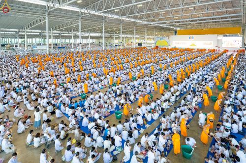 ภาพ No.243532:วันที่ 7 กันยายน พ.ศ. 2568 พิธีตักบาตร ข้าวสารอาหารแห้ง ในวันครูผู้ค้นพบวิชชาธรรมกาย ณ บ้านแก้วเรือนทองคุณยายฯ สภาธรรมกายสากล วัดพระธรรมกาย