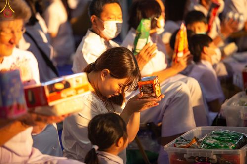 ภาพ No.207287:พิธีตักบาตร และปฏิบัติธรรมช่วงสาย ในวันมาฆบูชา วันพุธที่ 12 กุมภาพันธ์ พ.ศ. 2568 ณ วัดพระธรรมกาย จังหวัดปทุมธานี