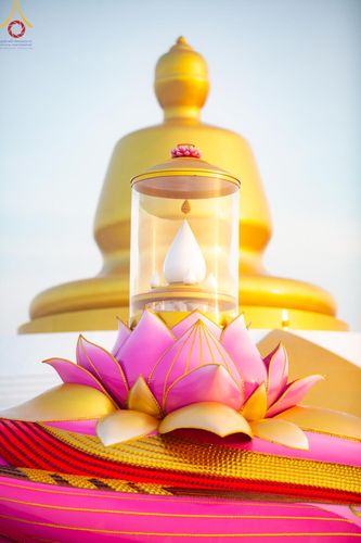 ภาพ No.201081:พิธีตักบาตรพระธรรมยาตรา ณ อนุสรณ์สถานลำดับที่ 5 สถานที่เผยแผ่วิชชาธรรมกายครั้งแรก อนุสรณ์สถานบางปลา วัดบางปลา อำเภอบางเลน จังหวัดนครปฐม ในโครงการธรรมยาตรา กตัญญูบูชา มหาปูชนียาจารย์ พระมงคลเทพมุนี(สด จนฺทสโร) พระผู้ปราบมาร อนุสรณ์สถาน 7 แห่ง ปีที่ 13