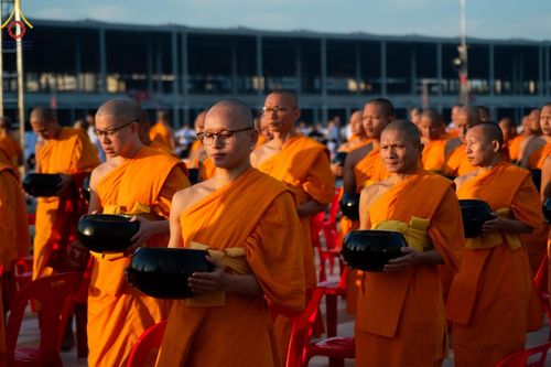 ภาพ No.187789:พิธีตักบาตรฉลองพระใหม่ ต้อนรับพุทธศักราช 2568 ณ ลานธรรมพระมหาธรรมกายเจดีย์ วัดพระธรรมกาย จ.ปทุมธานี วันที่ 1 มกราคม พ.ศ. 2568