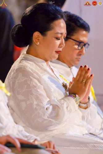 ภาพ No.224532:วันจันทร์ที่ 12 พฤษภาคม พ.ศ. 2568  ชาวพุทธในอินโดนีเซีย ร่วมฉลองวิสาขบูชาจุดประทีปกว่า 200,000 ดวง ณ พระมหาเจดีย์บรมพุทโธ  เจริญพุทธมนต์ถวาย “พระวชิรเกล้าเจ้าอยู่หัว”