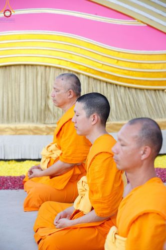 ภาพ No.201355:พระธรรมยาตราปฏิบัติธรรม และถ่ายภาพหมู่ประวัติศาสตร์ ณ อาคารธรรมยาตรา กตัญญูบูชามหาปูชนียาจารย์  ตรงข้ามวัดปากน้ำภาษีเจริญ จ.กรุงเทพมหานคร ในโครงการธรรมยาตรา กตัญญูบูชา มหาปูชนียาจารย์ พระมงคลเทพมุนี(สด จนฺทสโร) พระผู้ปราบมาร อนุสรณ์สถาน 7 แห่ง ปีที่ 13