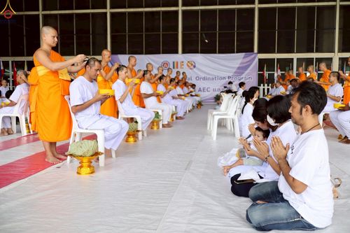 ภาพ No.230832:วันที่ 28 มิถุนายน พ.ศ. 2568 พิธีตัดปอยผมและปลงผม โครงการบวชพระนานาชาติ AEC & WAB รุ่นที่ 9 ณ วิหารคด 2 วัดพระธรรมกาย