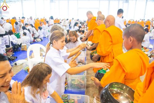 ภาพ No.205909:พิธีตักบาตร และ พิธีบูชาข้าวพระ ในวันอาทิตย์ต้นเดือน 2 กุมภาพันธ์ พ.ศ. 2568 ณ สภาธรรมกายสากล วัดพระธรรมกาย