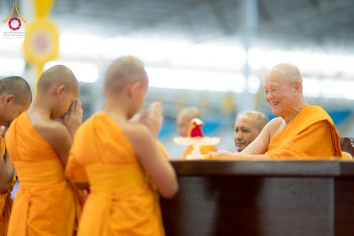 ภาพ No.237494:วันอาทิตย์ที่ 10 สิงหาคม พ.ศ.2568 พิธีมอบใบประกาศเกียรติคุณ โครงการสอบบาลี "ฉลองแชมป์" บูชาธรรม 80 ปี หลวงพ่อธัมมชโย ประจำปี 2568 และ พิธีมอบดวงแก้วสามเณรทรงบาลีไวยากรณ์ ณ สภาธรรมกายสากล วัดพระธรรมกาย ปทุมธานี