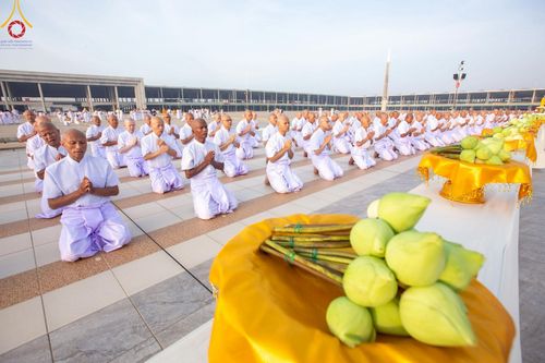 ภาพ No.217005:วันเสาร์ที่ 12 เมษายน พ.ศ. 2568 พิธีเวียนประทักษิณรอบพระมหาธรรมกายเจดีย์  พิธีวันทาเจดีย์ พิธีขอขมาและมอบผ้าไตร ในโครงการอุปสมบทหมู่ บูชาธรรมหลวงพ่อธัมมชโย, โครงการธรรมทายาท ระดับอุดมศึกษา รุ่นที่ 52 ,  โครงการบวชพระนานาชาติ AEC & WAB CEO รุ่นที่ 4 , ณ ว