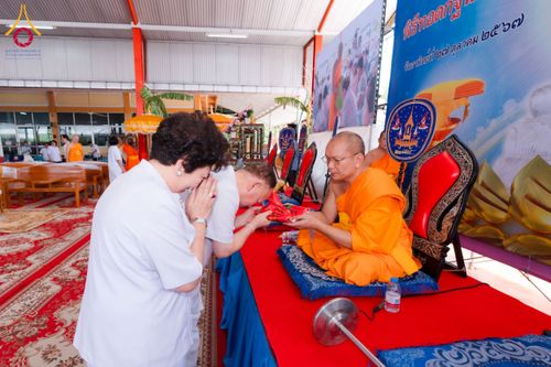 ภาพ No.170788:พิธีทอดกฐิน ณ วัดมงคลพุการาม ปทุมธานี ในโครงการกฐินสามัคคีทั่วไทย 30,000 วัด บูชาธรรม 80 ปี หลวงพ่อธัมมชโย โดยคณะศิษยานุศิษย์วัดพระธรรมกาย วันที่ 27 ตุลาคม พ.ศ. 2567