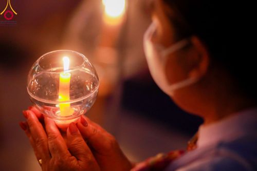 ภาพ No.112067:พิธีจุดประทีปถวายเป็นพุทธบูชา และบูชาธรรมมหาปูชนียาจารย์ พระมงคลเทพมุนี(สด จนฺทสโร) ในโครงการธรรมยาตรา กตัญญูบูชา มหาปูชนียาจารย์ พระมงคลเทพมุนี(สด จนฺทสโร) พระผู้ปราบมาร อนุสรณ์สถาน 7 แห่ง ปีที่ 12 วันที่ 14 มกราคม พ.ศ. 2567 ณ วัดสองพี่น้อง อ.สองพี่น้อง