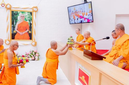 ภาพ No.252291:วันที่ 4-5 ตุลาคม พ.ศ. 2568  วัดพระธรรมกายแคลิฟอร์เนีย ประเทศสหรัฐอเมริกา ได้จัดพิธีตัดปอยผม โดยคณะสงฆ์ ญาติ ๆ และสาธุชน ให้กับนาคธรรมทายาท 8 ท่าน และได้จัดพิธีบรรพชา-อุปสมบท ฉลองพิธีทอดกฐินบรมจักรพรรดิ สร้างอุโบสถ 82 ปี บูชาธรรมหลวงพ่อธัมมชโย