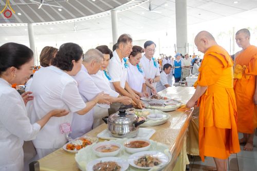 ภาพ No.157722:พิธีถวายภัตตาหารเมนูสวรรค์ ในพรรษาแห่งการเข้าถึงธรรม วันเสาร์ที่ 28 กันยายน พ.ศ. 2567 ณ หอฉันคุณยายอาจารย์ฯ วัดพระธรรมกาย