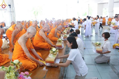 ภาพ No.162186:พิธีถวายภัตตาหารเมนูสวรรค์ เนื่องในวันออกพรรษา (ขึ้น 15 ค่ำ เดือน 11) วันพฤหัสบดีที่ 17 ตุลาคม พ.ศ. 2567 ณ หอฉันคุณยายอาจารย์ฯ วัดพระธรรมกาย