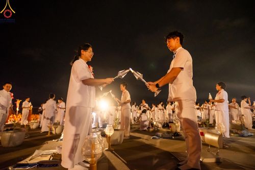 ภาพ No.160636:พิธีจุดประทีป 20,000 ดวง บูชาพระมหาธรรมกายเจดีย์ และบูชาพระมงคลเทพมุนี (สด จนฺทสโร) พระผู้ปราบมาร ณ ลานธรรม พระมหาธรรมกายเจดีย์ วัดพระธรรมกาย จ.ปทุมธานี วันที่ 10 ตุลาคม พ.ศ. 2567