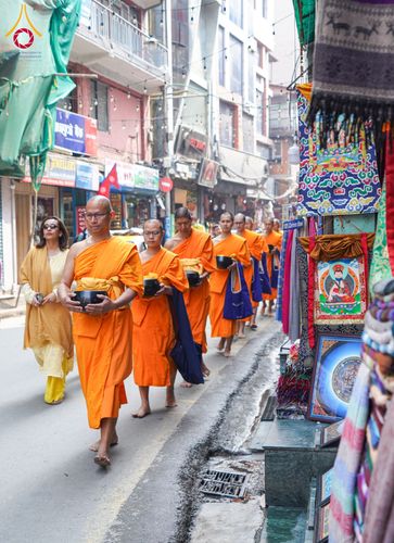 ภาพ No.132591:สามเณรเนปาล บิณฑบาต ย่านทาเมล เมืองกาฐมาณฑุ และเมืองปาฏัน ในโครงการบรรพชา 1,250 รูป ประเทศเนปาล วันที่ 20 มีนาคม พ.ศ. 2567