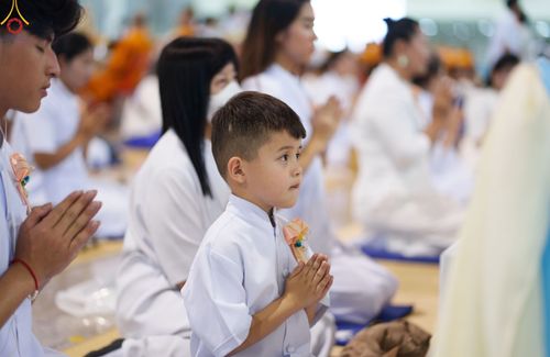 ภาพ No.85417:พิธีถวายมหาสังฆทานคณะสงฆ์ 2000 กว่าวัดทั่วประเทศปีที่ 23, พิธีถวายไทยธรรมคณะสงฆ์ 323 วัด 4 จังหวัดชายแดนภาคใต้, พิธีมอบปัจจัยช่วยเหลือครู 4 จังหวัดชายแดนภาคใต้ ณ สภาธรรมกายสากล วัดพระธรรมกาย ในวันสมาธิโลก อาทิตย์ที่ 6 สิงหาคม พ.ศ. 2566