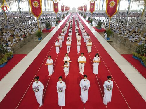 ภาพ No.99843:พิธีทอดผ้าป่า ต้นสมบัติจักรพรรดิ ในวันอาทิตย์ที่ 3 ธันวาคม พ.ศ. 2566 ณ สภาธรรมกายสากล วัดพระธรรมกาย จ.ปทุมธานี