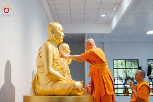 ภาพ No.160855:พิธีเจริญพระพุทธมนต์ และปิดแผ่นทองรูปเหมือน พระเดชพระคุณพระมงคลเทพมุนี (สด จนฺทสโร) พระผู้ปราบมาร จำนวน 3 องค์ วันเสาร์ที่ 5 ตุลาคม พ.ศ. 2567 ณ อาคารปลูกศรัทธา 2 (ชานชลาเดิม) วัดพระธรรมกาย อ.คลองหลวง จ.ปทุมธานี