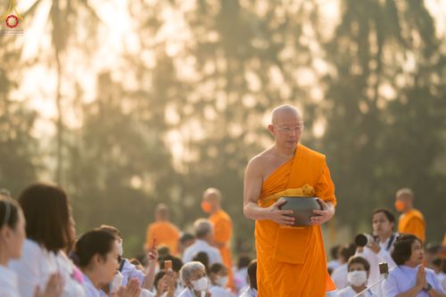 ภาพ No.110298:พิธีตักบาตรพระธรรมยาตราฯ ในโครงการธรรมยาตรากตัญญูบูชา มหาปูชนียาจารย์ พระมงคลเทพมุนี(สด จนฺทสโร) พระผู้ปราบมาร ปีที่ 12 ณ อนุสรณ์สถานลำดับที่ 2 สถานที่ตั้งมโนปณิธานบวชตลอดชีวิต อนุสรณ์สถานบางนางแท่น จ.นครปฐม วันที่ 11 มกราคม พ.ศ. 2567