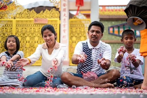 ภาพ No.128251:พิธีอัญเชิญพระบรมสารีริกธาตุ " ใจกลางเมืองนครหาดใหญ่ " เพื่อประดิษฐาน ณ มหารัตนเจดีย์สิริปทุมสวรรค์ (เจดีย์อริยพุทธะ 5 พระองค์) ศูนย์ปฏิบัติธรรมภาคใต้ อ.บางกล่ำ จ.สงขลา  วันที่ 9 มีนาคม พ.ศ.2567 (ชุดที่ 1)