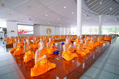 ภาพ No.230475:วันที่ 28 มิถุนายน พ.ศ. 2568 พิธีถวายภัตตาหารเมนูสวรรค์ เพื่อการบรรลุธรรม ณ หอฉันคุณยายอาจารย์ฯ วัดพระธรรมกาย