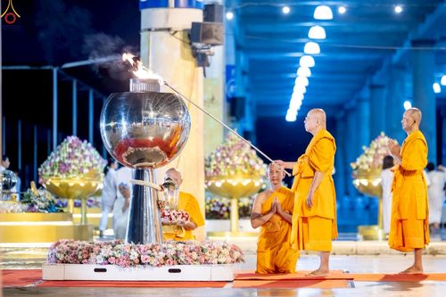 ภาพ No.244263:วันที่ 7 กันยายน พ.ศ. 2568 พิธีจุดประทีป วันครูผู้ค้นพบวิชชาธรรมกาย ณ ลานธรรมฯ และวิหารคด วัดพระธรรมกาย