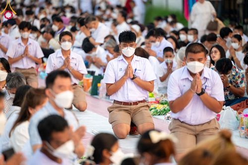 ภาพ No.101873:ตักบาตรพระ 10,000 รูป เติมบุญให้แผ่นดิน เนื่องในโอกาส 192 ปี จังหวัดกาญจนบุรี หนึ่งในโครงการตักบาตรพระ 2,000,000 รูป  77 จังหวัดทุกวัดทั่วไทย วันจันทร์ที่ 11 ธันวาคม พ.ศ. 2566 บริเวณถนนสองแคว (SKY WALK) เมืองกาญจนบุรี