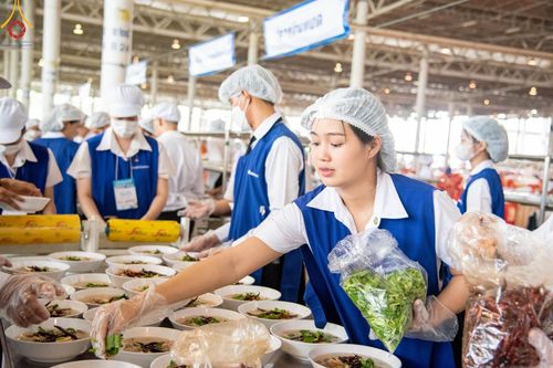 ภาพ No.58873:V.40 ภัตตาหารพระหมื่นวัด เราจัดให้ การปฏิบัติงานของเจ้าหน้าที่และอาสาสมัคร เพื่อรับบุญในการถวายภัตตาหาร แด่คณะสงฆ์ 10,000 กว่าวัดทั่วประเทศ ที่มาร่วมงานวันคุ้มครองโลก จันทร์ที่ 22 เมษายน พ.ศ. 2567 ณ วัดพระธรรมกาย