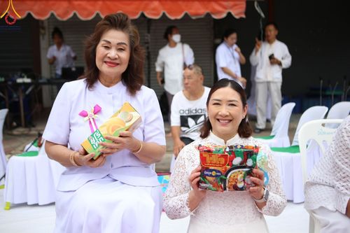 ภาพ No.146296:ตักบาตรพระ 1,384 รูป ทำบุญเมืองฝางครบรอบ 1,383 ปี ถวายเป็นพระราชกุศลแด่พระบาทสมเด็จพระเจ้าอยู่หัว เนื่องในโอกาสพระราชพิธีมหามงคล เฉลิมพระชนมพรรษา 6 รอบ 72 พรรษา วันเสาร์ที่ 27 กรกฎาคม พ.ศ.2567  ณ ถนนหน้าที่ว่าการอำเภอฝาง จ.เชียงใหม่