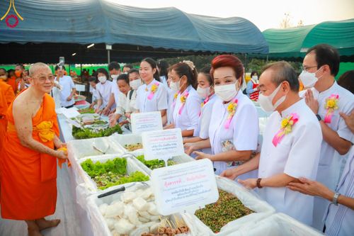 ภาพ No.109054:พิธีถวายภัตตาหารเป็นสังฆทาน แด่คณะพระธรรมยาตราฯ ในโครงการธรรมยาตรากตัญญูบูชา มหาปูชนียาจารย์ พระมงคลเทพมุนี(สด จนฺทสโร) พระผู้ปราบมาร อนุสรณ์สถาน 7 แห่ง ปีที่ 12 วันที่ 9 มกราคม พ.ศ. 2567 ณ อนุสรณ์สถานคลองบางนางแท่น  อ.สามพราน จ.นครปฐม