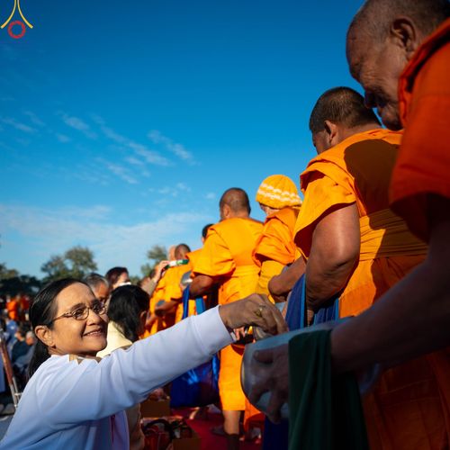 ภาพ No.103895:พิธีตักบาตรพระ 1,000 รูป ครั้งที่ 7 ถวายเป็นพุทธบูชา เพื่อช่วยเหลือคณะสงฆ์ 323 วัด 4 จังหวัดชายแดนภาคใต้ และถวายแด่คณะสงฆ์จังหวัดพิษณุโลก ณ ลานธรรมธุดงคสถานพิษณุโลก อ.วังทอง จ.พิษณุโลก วันที่ 24 ธันวาคม พ.ศ. 2566