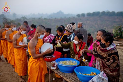 ภาพ No.76438:คณะสงฆ์และสามเณรบิณฑบาต ประเทศบังกลาเทศ วันที่ 11 กุมภาพันธ์ พ.ศ. 2566