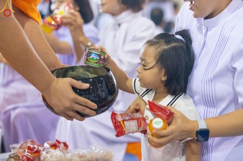 ภาพ No.124479:พิธีตักบาตรในวันมาฆบูชา ณ บ้านแก้วเรือนทองคุณยายฯ วัดพระธรรมกาย จ.ปทุมธานี วันเสาร์ที่ 24 กุมภาพันธ์ พ.ศ. 2567