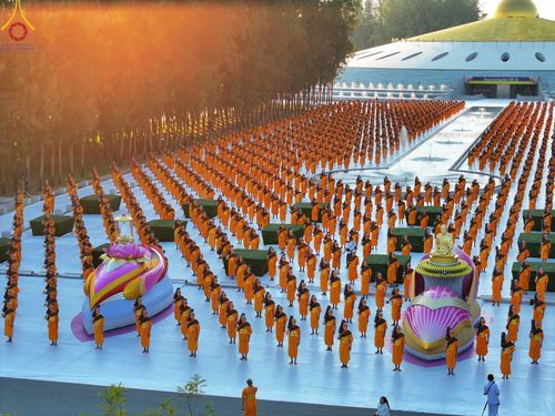 ภาพ No.104446:พระธรรมยาตราร่วมปฏิบัติธรรม และถ่ายภาพหมู่ประวัติศาสตร์ หน้ามหาวิหารพระมงคลเทพมุนี วันที่ 27 ธันวาคม พ.ศ. 2566