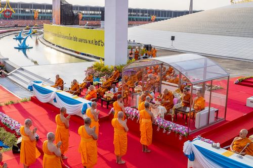 ภาพ No.221614:วันอังคารที่ 22 เมษายน พ.ศ. 2568 ภาพพิธีถวายมหาสังฆทานคณะสงฆ์ 40,000 กว่าวัดทั่วประเทศ เนื่องในวันคุ้มครองโลก ชุดที่ 2 (ปลื้มให้สมการรอคอย) ณ ลานธรรมพระมหาธรรมกายเจดีย์ วัดพระธรรมกาย