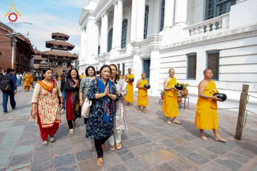 ภาพ No.213164:วันที่ 17 - 18 มีนาคม พ.ศ. 2568 คณะสงฆ์และสามเณรเดินบิณฑบาต รอบเมืองในพื้นที่ วัดสยมภูวนาถและราชวังปาตัน ณ เมืองกาฐมาณฑุ ประเทศเนปาล