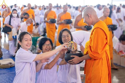 ภาพ No.137221:พิธีตักบาตร และปฏิบัติธรรม ในวันวิสาขบูชา วันพุธที่ 22 พฤษภาคม พ.ศ. 2567 ( วันพระขึ้น15 ค่ำ เดือน 6 ) ณ วัดพระธรรมกาย จ.ปทุมธานี