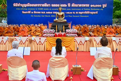 ภาพ No.126097:พิธีทำบุญเมืองนครราชสีมา ฉลอง 556 ปี ตักบาตรพระ 10,000 รูป ในวันเสาร์ที่ 2 มีนาคม พ.ศ.2567 ณ อนุสาวรีย์ท้าวสุรนารี จ.นครราชสีมา จัดโดย คณะสงฆ์จังหวัดนครราชสีมา ร่วมกับสำนักงานจังหวัดนครราชสีมา