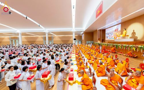 ภาพ No.237887:วันอาทิตย์ที่ 10 สิงหาคม พ.ศ. 2568 พิธีถวายไทยธรรมมุทิตาเปรียญธรรมและบาลีศึกษา ณ ห้องแก้วสารพัดนึก2 วัดพระธรรมกาย ปทุมธานี