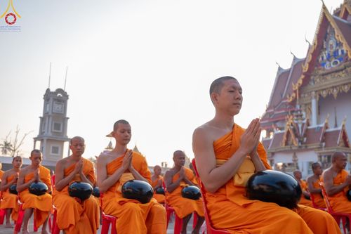ภาพ No.197693:พิธีตักบาตรพระธรรมยาตรา ณ อนุสรณ์สถานลำดับที่ 4 สถานที่เกิดด้วยกายธรรม วัดโบสถ์(บน) ต.บางคูเวียง จ.นนทบุรี ในโครงการธรรมยาตรา กตัญญูบูชา มหาปูชนียาจารย์ พระมงคลเทพมุนี(สด จนฺทสโร) พระผู้ปราบมาร อนุสรณ์สถาน 7 แห่ง ปีที่ 13 วันที่ 19 มกราคม พ.ศ. 2568
