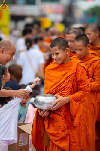 ภาพ No.85952:ตักบาตรพระนานาชาติ 10,000 รูป ใจกลางนครหาดใหญ่ จ.สงขลา วันอาทิตย์ที่ 20 สิงหาคม พ.ศ. 2566