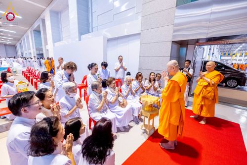 ภาพ No.277194:วันอาทิตย์ที่ 7 ธันวาคม พ.ศ. 2568 พิธีบูชาข้าวพระ ณ สภาธรรมกายสากล วัดพระธรรมกาย