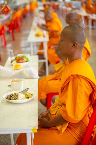 ภาพ No.203250:พิธีถวายภัตตาหารเป็นสังฆทาน แด่พระธรรมยาตรา ณ วัดพระธรรมกาย ตำบลคลองสาม อำเภอคลองหลวง จังหวัดปทุมธานี ในโครงการธรรมยาตรา กตัญญูบูชา มหาปูชนียาจารย์ พระมงคลเทพมุนี(สด จนฺทสโร) พระผู้ปราบมาร อนุสรณ์สถาน 7 แห่ง ปีที่ 13 วันที่ 29 มกราคม พ.ศ. 2568