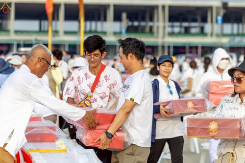 ภาพ No.225110:วันที่ 20 - 27 เมษายน พ.ศ. 2568 "ภาพแห่งความปลื้มที่ไม่มีวันจบ" คณะสงฆ์สามเณร เจ้าหน้าที่ และสาธุชน ร่วมแรงร่วมใจกันเตรียมงานและเก็บงาน เพื่อวันคุ้มครองโลก พิธีถวายมหาสังฆทานคณะสงฆ์ 40,000 กว่าวัดทั่วประเทศ