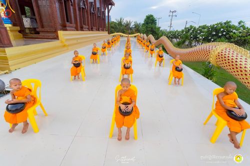 ภาพ No.222202:วันที่ 26-27 เมษายน พ.ศ. 2568 ศูนย์ปฏิบัติธรรมสวนผึ้ง ร่วมกับ ธุดงค์คสถานประจวบคีรีขันธ์ และวัดอ่าวน้อย  จัดกิจกรรมเดินธรรมยาตรา ตักบาตรข้าวสารอาหารแห้ง และจุดประทีปถวายเป็นพุทธบูชา ณ วัดอ่าวน้อย จ.ประจวบคีรีขันธ์