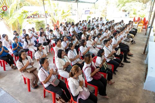 ภาพ No.131869:พิธีถวายสังฆทาน 323 วัด 4 จังหวัดชายแดนภาคใต้ ปีที่ 20 ครั้งที่ 167 และ พิธีมอบกองทุนหนุนแรงใจช่วยครูใต้ ปีที่ 17 ครั้งที่ 132 วันเสาร์ที่ 23 มีนาคม พ.ศ. 2567 ณ วัดมุจลินทวาปีวิหารพระอารามหลวง อ.หนองจิก จ.ปัตตานี